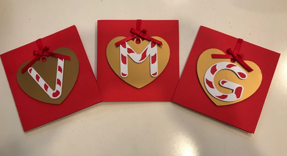 BIGLIETTI NATALE PERSONALIZZATI AL 14 TEMA PALLA CON INIZIALE CANDY